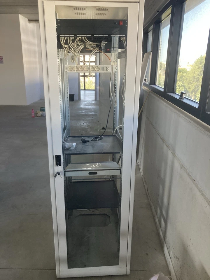 ARMADIO RACK 19" 20 UNITA' INDIPENDENTE IN PERFETTE CONDIZIONI - Immagine 1 di 4