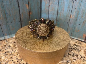 Hermoso Brazalete Vintage Camafeo Marrón Y Opalescente Estrás Tono Dorado - Imagen 1 de 7