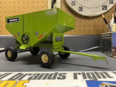 1/16 Parker 2600 Gravity/Grain Wagon Ertl Farm Country 1990s - Image 1 of 4