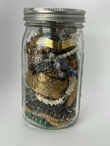 Mystery Schmuckdose 1,5+ Pfund Goldfarbener, silberfarbener & Perlenschmuck. #1 - Bild 1 von 6