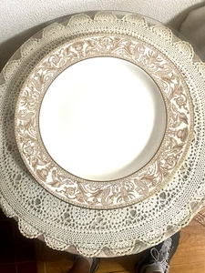 Wedgwood Gold Florentine White 13 1/4 inch Round Serving Platter 1961-1986 - Picture 1 of 5