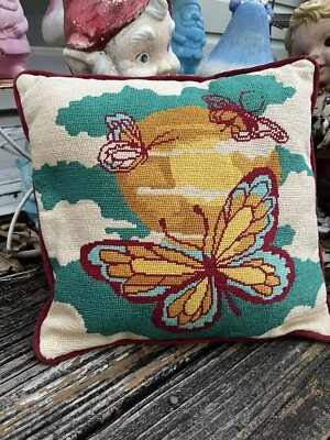 Almohada Bordada Mariposa Floral Aguja Verde Dorado Rojo Cuadrada De Colección Años 70 80 Foto 1 de 4