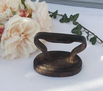 ANCIEN PETIT FER EN FER A REPASSER LINGE ANCIEN DENTELLE - Photo 1/4
