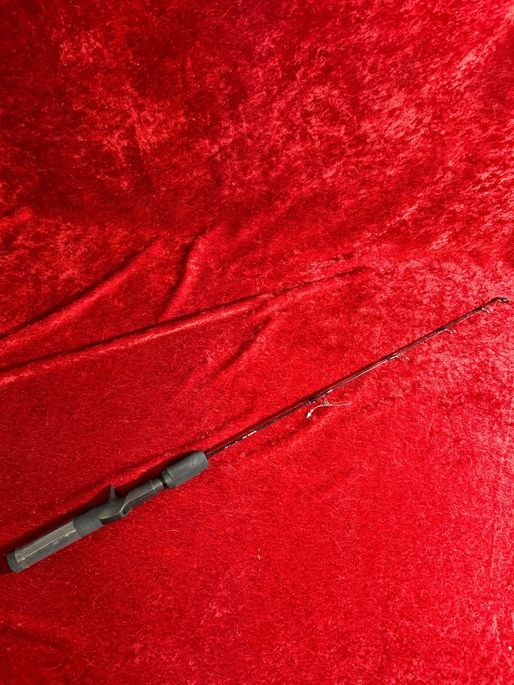 Barra de fundición Shakespeare Ice Dock mediana de 30" y caña para niños Foto 1 de 3