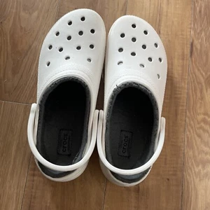 Crocs Classic gefütterte Clogs flauschige Hausschuhe Dual Comfort M9 W11 weiß gebraucht, in einwandfreiem Zustand - Bild 1 von 5