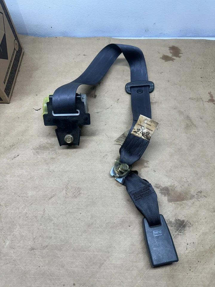 2002-2005 SUBARU IMPREZA REAR CENTER SEAT BELT - Imagem 1 de 1