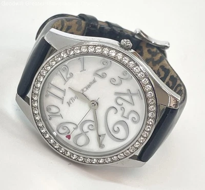 Reloj Betsey Johnson MOP Dial Bisel Pavimentado Estuche Tono Plateado Correa Cuero Negro 50g Foto 1 de 4
