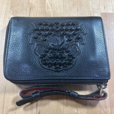 Bolsa compacta Christian Louboutin autêntica carteira dobrável cravejada emblema de couro - Imagem 1 de 4