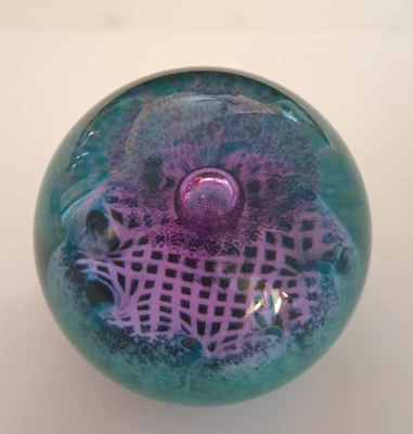 Pisapapeles de vidrio Caithness Flowers of Scotland 3" de ancho púrpura y azul firmado y # Foto 1 de 4