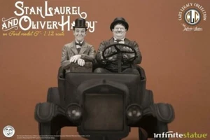 Stan Laurel & Oliver Hardy on Ford Model T 1/12 Statue INFINITE STATUE - Foto 1 di 2