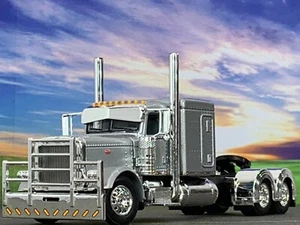 1/64 DCP ARGENTO PETERBILT 389 CON 63" DORMIENTE PIATTO - Foto 1 di 6