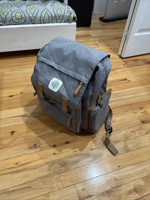 Mochila de pañales Parker Baby Co. Birch Bag en lona gris con cuero vegano Foto 1 de 4