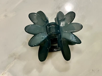 NUEVO CON ETIQUETAS ~ Clip de pellizco de pelo con flor de nenúfar The French Atelier azul azul ¡NUEVO! Foto 1 de 4