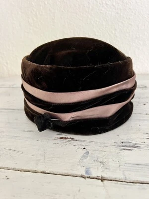 Chapéu caixa de pílulas vintage meados do século marrom veludo e faixas de cetim com broche correspondente - Imagem 1 de 4