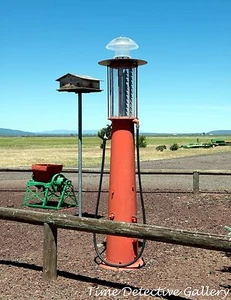 Antica pompa a gas su strada rurale in California - stampa fotografica a colori - Foto 1 di 1