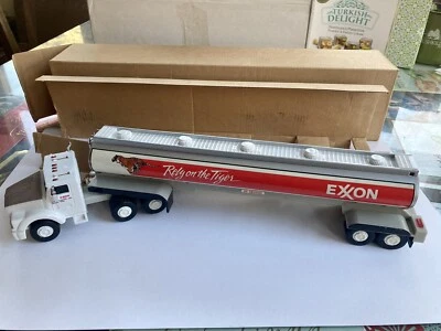 Camión cisterna de juguete Exxon con luces y sonidos confía en el tigre con caja lisa Foto 1 de 4