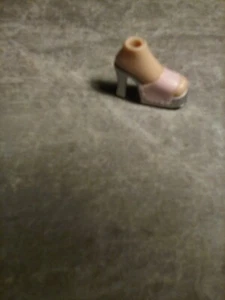 Lil ' Bratz Puppenschuh Füße Ersatz rosa silber Absatz Schuhzubehör MGA - Bild 1 von 3