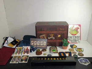 Baule Magico Harry Potter lotto 36 pezzi da collezione monete bacchetta insegne ecc. - Foto 1 di 9