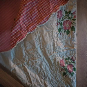 Vintage Blumen Quilt rosa kariert überbackene Nadelspitze 80" x 99" gebraucht, in einwandfreiem Zustand - Bild 1 von 14