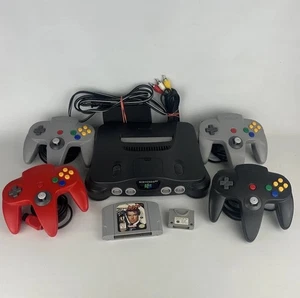 PACCHETTO console Nintendo N64 con 4 controller rosso, nero, cavi e occhio d'oro 007 - Foto 1 di 23
