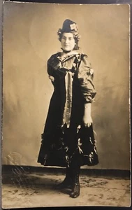 Estudio Foto Real RPPC Mujer Lleva Vestido y Sombrero Decorado con Cintas y Flores - Imagen 1 de 2