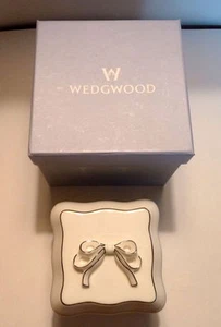 WEDGWOOD Trinket Box Celestial Platinum w. Bow On Lid In Orig. Box 1980s - Picture 1 of 3