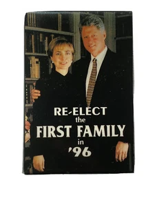 Primer pasador de botón familiar 1996 3"" x 2"" del presidente Bill Clinton y Hillary Clinton - Imagen 1 de 2