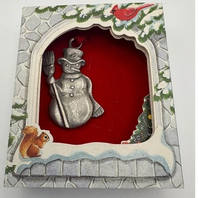 Lindsay Claire Designs Muñeco de Nieve de Peltre Fino Adorno con Escoba Vacaciones de Navidad Foto 1 de 4