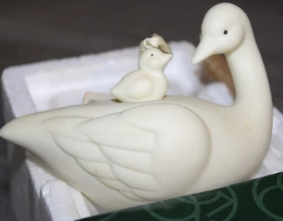 Departamento 56 Fly Snowbabies Celebración de Invierno Frosty Frolic Friends Cisnes con caja Foto 1 de 4