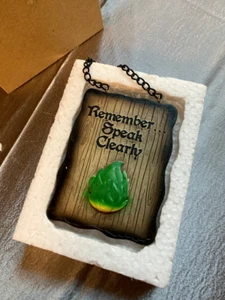 Zauberer Koffer Harry Potter Mantel Schild Grippepulver Hogwarts Neu im Karton 4" x 3" mit Kette - Bild 1 von 4