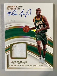 2022-23 Panini Immaculate Shawn Kemp Sneaker Swatch Firme Oro Auto 09/10 - Foto 1 di 2