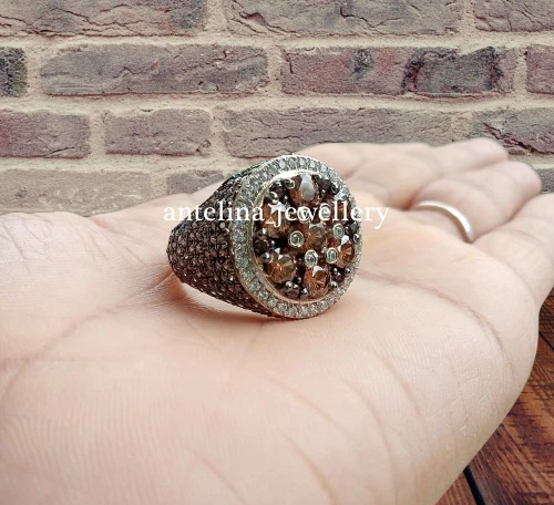 Anillo de compromiso redondo de 4 quilates con diamantes marrones y simulados para hombre enchapado en oro blanco de 14 quilates Foto 1 de 4