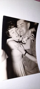 Pärchen beim schwofen Wange an Wange lächelnd Junge Frau Mann Auge zu tanzen  - Bild 1 von 2