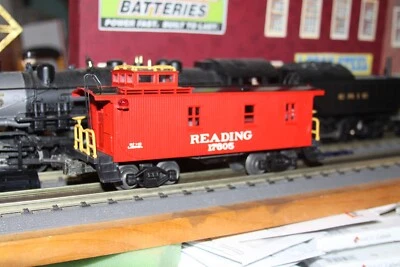 Lionel O gauge Reading Woodside caboose # 17605 USED in orig box rear light miss - Image 1 of 2
