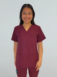 MED 1 Multi Pocket Scrub Top Wine BNWT - Picture 1 of 3