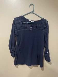 89th and Madison marineblaues Oberteil mit Häkelakzent + Ärmelmanschetten ~ Medium ~ neu mit Etikett - Bild 1 von 9