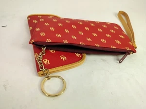 MUÑECA DOONEY & BOURKE ROJA ARDIENTE - INICIALES CREMA Y ESTUCHE PARA OJOS - Imagen 1 de 6