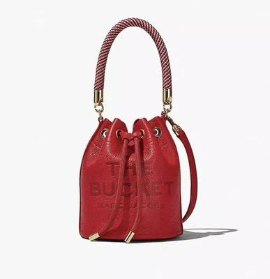 Bolsa tiracolo Marc Jacobs The Leather Bucket H652L01PF22-617 vermelha verdadeira/dourada - Imagem 1 de 4
