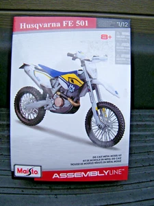 Neu im Karton Maisto Husqvarna FE 501 Motorrad Die Cast Modellbausatz 1:12 Fließband - Bild 1 von 2