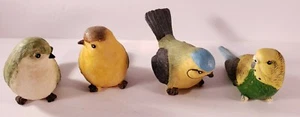 4er Set Resin Vogel Skulpturen. Wellensittich, Zaunkönig & 2 Finken. 4"L x 3"T - Bild 1 von 12