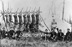 Old Time Hirschjagd Buck Stangenzelt Campingjäger mit Gewehren Draper WI KLASSISCH - Bild 1 von 1