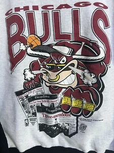 90’s Vintage Front Pages Chicago Bulls Sweatshirt Size Medium. - Bild 1 von 11