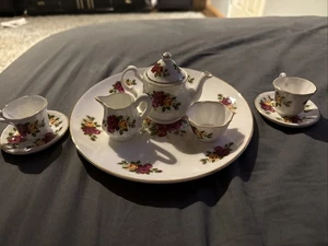 SHELTONIAN CHINA ENGLAND KIND ODER SPIELZEUG 8-teiliges SET HASEN TASSE UNTERTASSE SAHNEKÄNNCHEN ZUCKER - Bild 1 von 7