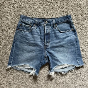 Levi’s 501 mittelhohe Damenshorts Größe 29 Knopfleiste abgenutzt - Bild 1 von 9