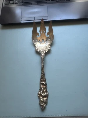 GREAT REED & BARTON STERLING SILVER "LES SIX FLEURS" 10.75" SERVING FORK - Image 1 of 4