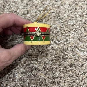 Caja de baratijas de tambor con bisagras adorno de Navidad. Falta 1 baqueta. Cierra apretada - Imagen 1 de 6