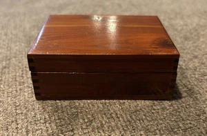Pequeña caja de joyas/baratijas vintage (4 x 3 x 1,5”) - Imagen 1 de 9