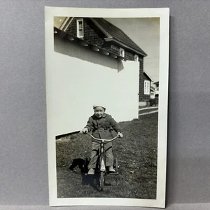 Foto encontrada de colección abrigo sombrero niño montando su triciclo frío años 40 - Imagen 1 de 2