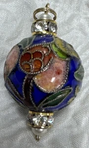 Colgante Esmalte Cloisonné Vintage Diseño Floral Acento Estrás Perla Borde Dorado - Imagen 1 de 17