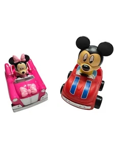 Disney Mickey Mouse En Coche Rojo Minnie Mouse En Coche Rosa Lote De 2 - Imagen 1 de 5